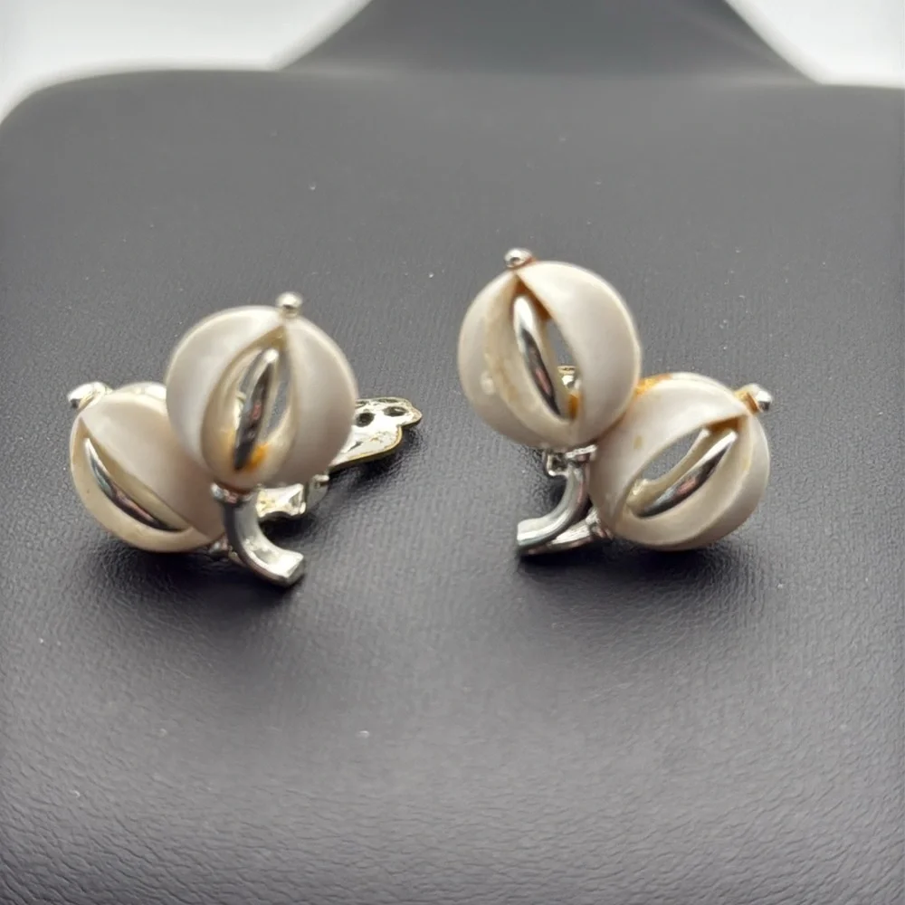 Vintage Lisner white flower floral art deco boho whimsical clip on earrings